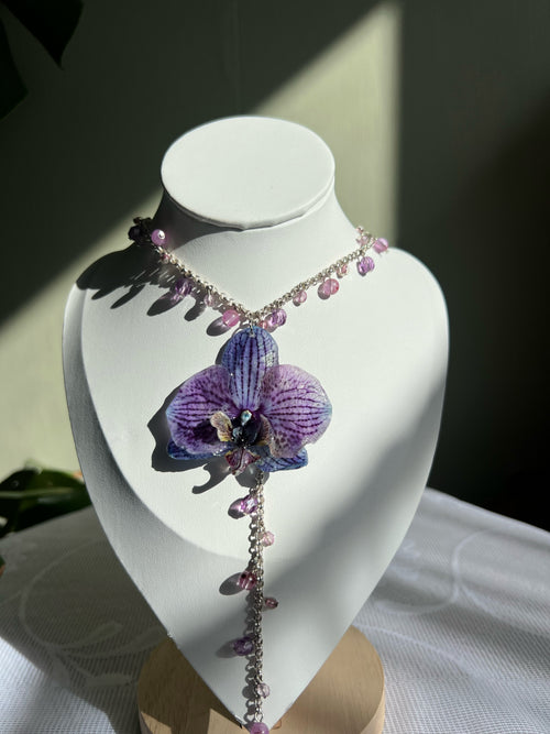 Aster preserved flower necklace by smo studio — front view on a white mannequin bust with wooden base